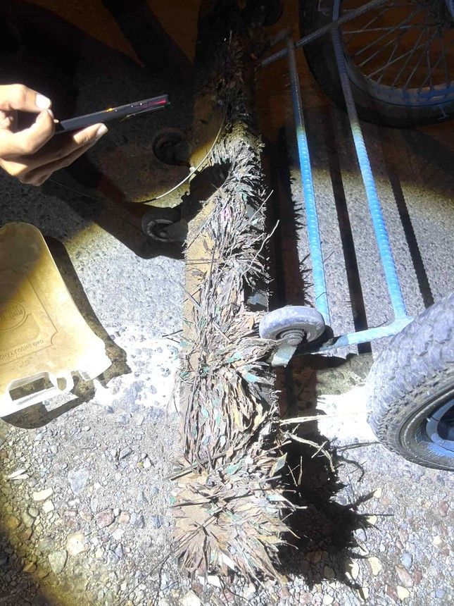 Một số người đã tình nguyện chạy xe đi hút đinh trên đường để đảm bảo an toàn cho phương tiện lưu thông. Một số người đã tình nguyện chạy xe đi hút đinh trên đường để đảm bảo an toàn cho phương tiện lưu thông.