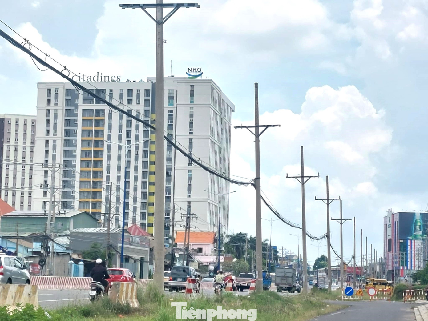 Đoạn thứ hai từ cầu ông Bố đến nút giao Hữu nghị (dài 2,9km) đến nay đã bàn giao mặt bằng đạt trên 74%, số còn lại dự kiến bàn giao trong quý III/2024. Đoạn thứ hai từ cầu ông Bố đến nút giao Hữu nghị (dài 2,9km) đến nay đã bàn giao mặt bằng đạt trên 74%, số còn lại dự kiến bàn giao trong quý III/2024.