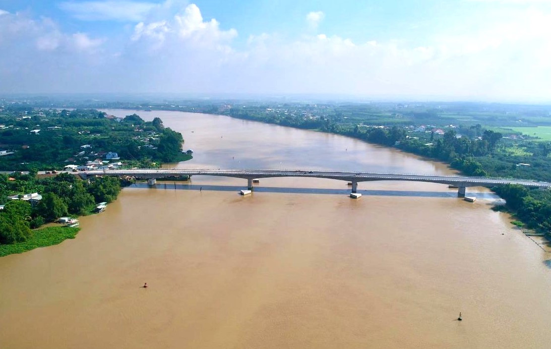 Để hoàn thành công trình theo tinh thần chỉ đạo của lãnh đạo tỉnh Bình Dương vào dịp lễ Quốc khánh 2/9, những ngày cuối tháng 8, đơn vị thi công tăng cường nhân sự nỗ lực làm việc bất chấp nắng, mưa. Theo ghi nhận, cầu Bạch Đằng 2 đã được thảm nhựa, làm mương thoát nước, lắp đặt trụ đèn, lan can. Để hoàn thành công trình theo tinh thần chỉ đạo của lãnh đạo tỉnh Bình Dương vào dịp lễ Quốc khánh 2/9, những ngày cuối tháng 8, đơn vị thi công tăng cường nhân sự nỗ lực làm việc bất chấp nắng, mưa. Theo ghi nhận, cầu Bạch Đằng 2 đã được thảm nhựa, làm mương thoát nước, lắp đặt trụ đèn, lan can.