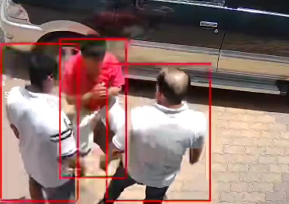 Tài xế ô tô màu xanh quỳ xuống xin lỗi tài xế ô tô màu trắng. Ảnh cắt từ camera an ninh Tài xế ô tô màu xanh quỳ xuống xin lỗi tài xế ô tô màu trắng. Ảnh cắt từ camera an ninh