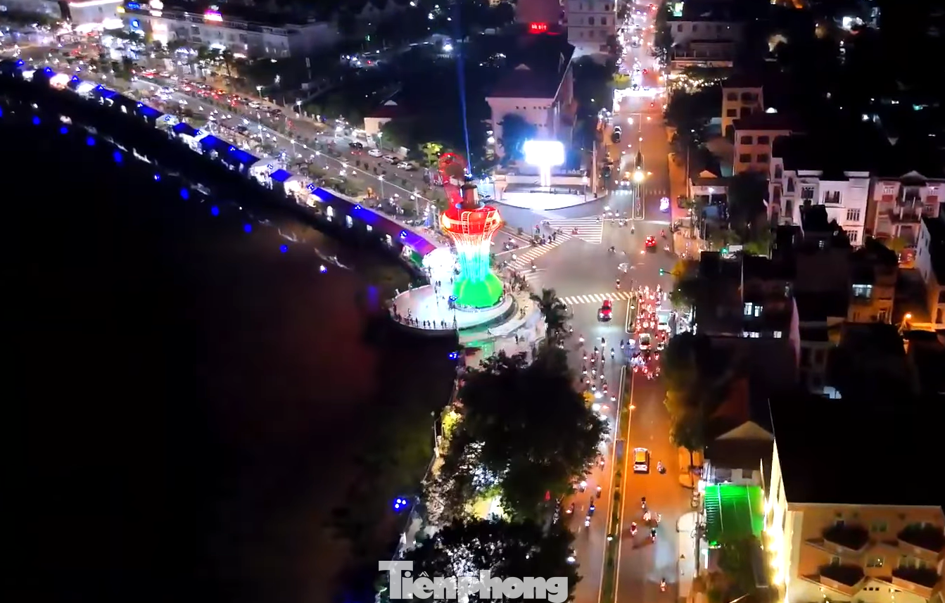 Hai cánh hoa dầu bằng thép, có chiều dài mỗi cánh 21,6 m, tổng khối lượng nặng hơn 4 tấn, được sơn màu theo đúng với loại hoa của cây dầu. Giữa hai cánh hoa là đài quan sát cho người dân lên ngắm nhìn sông Sài Gòn và phố đi bộ Bạch Đằng. Hai cánh hoa dầu bằng thép, có chiều dài mỗi cánh 21,6 m, tổng khối lượng nặng hơn 4 tấn, được sơn màu theo đúng với loại hoa của cây dầu. Giữa hai cánh hoa là đài quan sát cho người dân lên ngắm nhìn sông Sài Gòn và phố đi bộ Bạch Đằng.