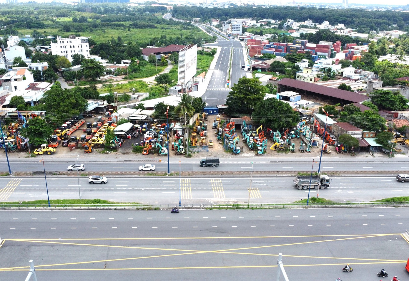 Dự án đường trục chính Đông-Tây được phê duyệt từ năm 2018, có điểm đầu nối với quốc lộ 1A và điểm cuối nối với quốc lộ 1K. Dự án đã được đầu tư xây dựng cơ bản hoàn thành. Tuy nhiên, đoạn cuối của công trình dài 50m, kết nối Xa lộ Hà Nội và Bến xe Miền Đông mới (TPHCM), vẫn chưa được triển khai thực hiện. Do đó, tuyến trục chính Đông Tây đến nay vẫn chưa thể thông tuyến. Dự án đường trục chính Đông-Tây được phê duyệt từ năm 2018, có điểm đầu nối với quốc lộ 1A và điểm cuối nối với quốc lộ 1K. Dự án đã được đầu tư xây dựng cơ bản hoàn thành. Tuy nhiên, đoạn cuối của công trình dài 50m, kết nối Xa lộ Hà Nội và Bến xe Miền Đông mới (TPHCM), vẫn chưa được triển khai thực hiện. Do đó, tuyến trục chính Đông Tây đến nay vẫn chưa thể thông tuyến.