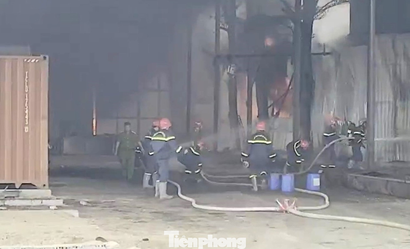 Lực lượng chức năng nỗ lực dập lửa