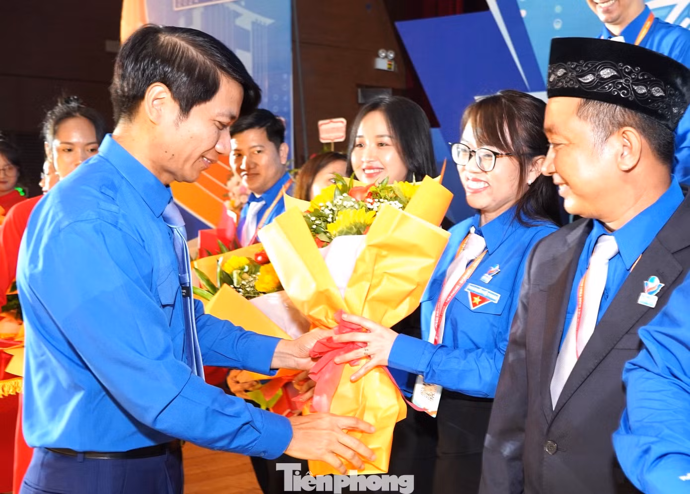 Bí thư Thường trực T.Ư Đoàn, Chủ tịch Hội LHTN Việt Nam Nguyễn Ngọc Lương tặng hoa chúc mừng các ủy viên Ủy ban Hội LHTN Việt Nam tỉnh Bình Dương