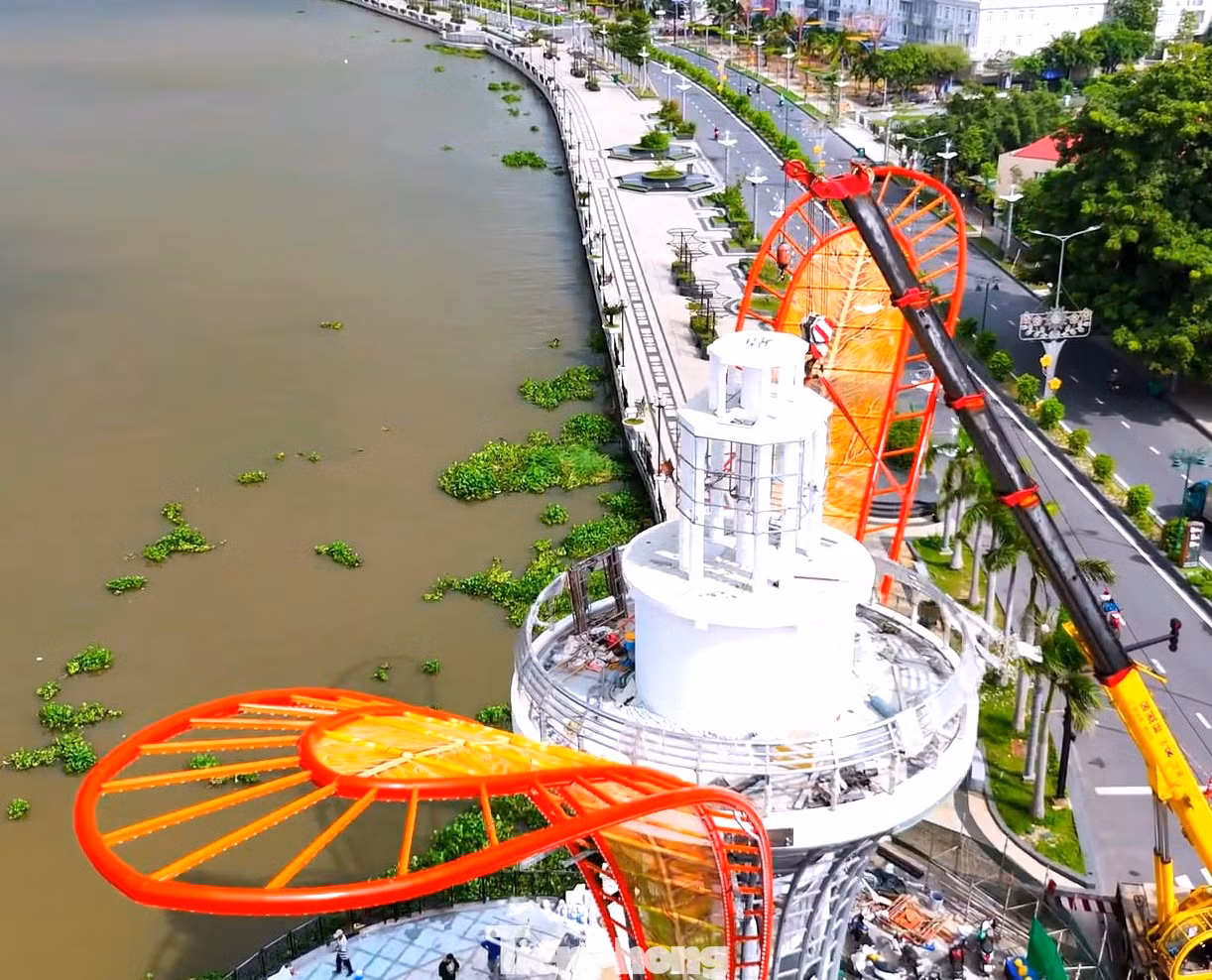 Cặp cánh hoa dầu được thiết kế bằng thép, với phần hoạt tiết được sơn phối màu như cánh hoa dầu tự nhiên cùng hệ thống đèn led trang trí làm nổi bật cánh hoa khi nhìn từ xa cũng như vào ban đêm.