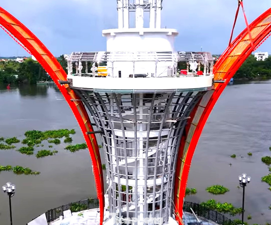 Điểm nhấn của công trình này là hai cánh hoa dầu có chiều dài mỗi cánh 21,6 m, tổng khối lượng nặng hơn 4 tấn. Điểm nhấn của công trình này là hai cánh hoa dầu có chiều dài mỗi cánh 21,6 m, tổng khối lượng nặng hơn 4 tấn.