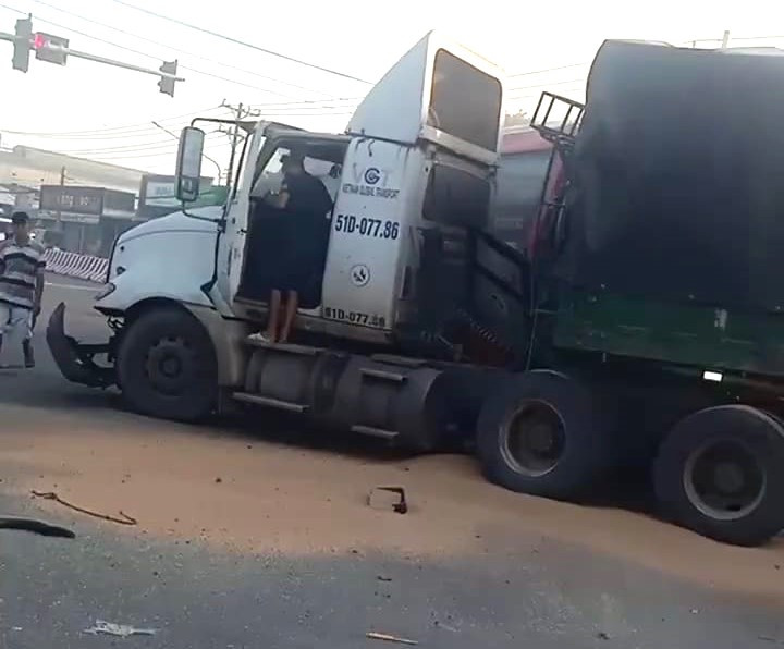 Xe đầu kéo hư hỏng sau tai nạn