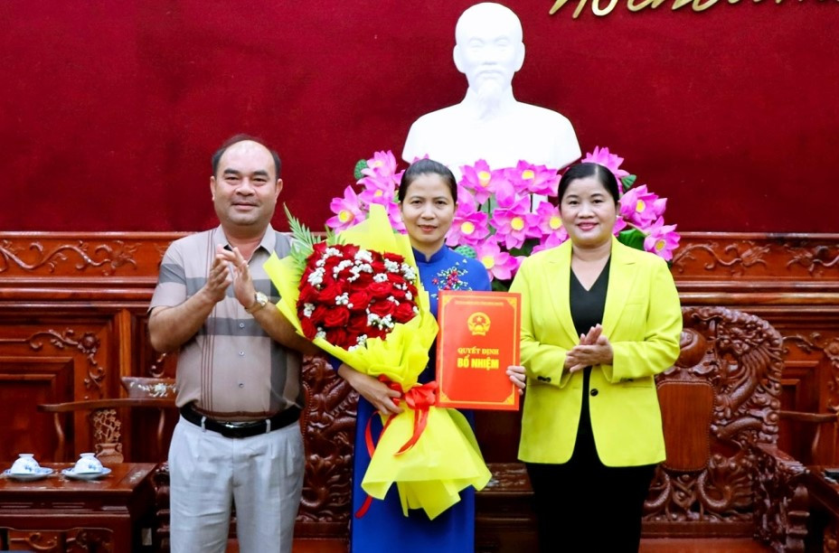 Bà Phạm Thị Anh Thư nhận quyết định điều động