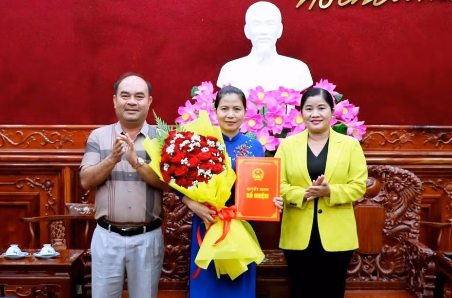 Bà Phạm Thị Anh Thư nhận quyết định điều động Bà Phạm Thị Anh Thư nhận quyết định điều động
