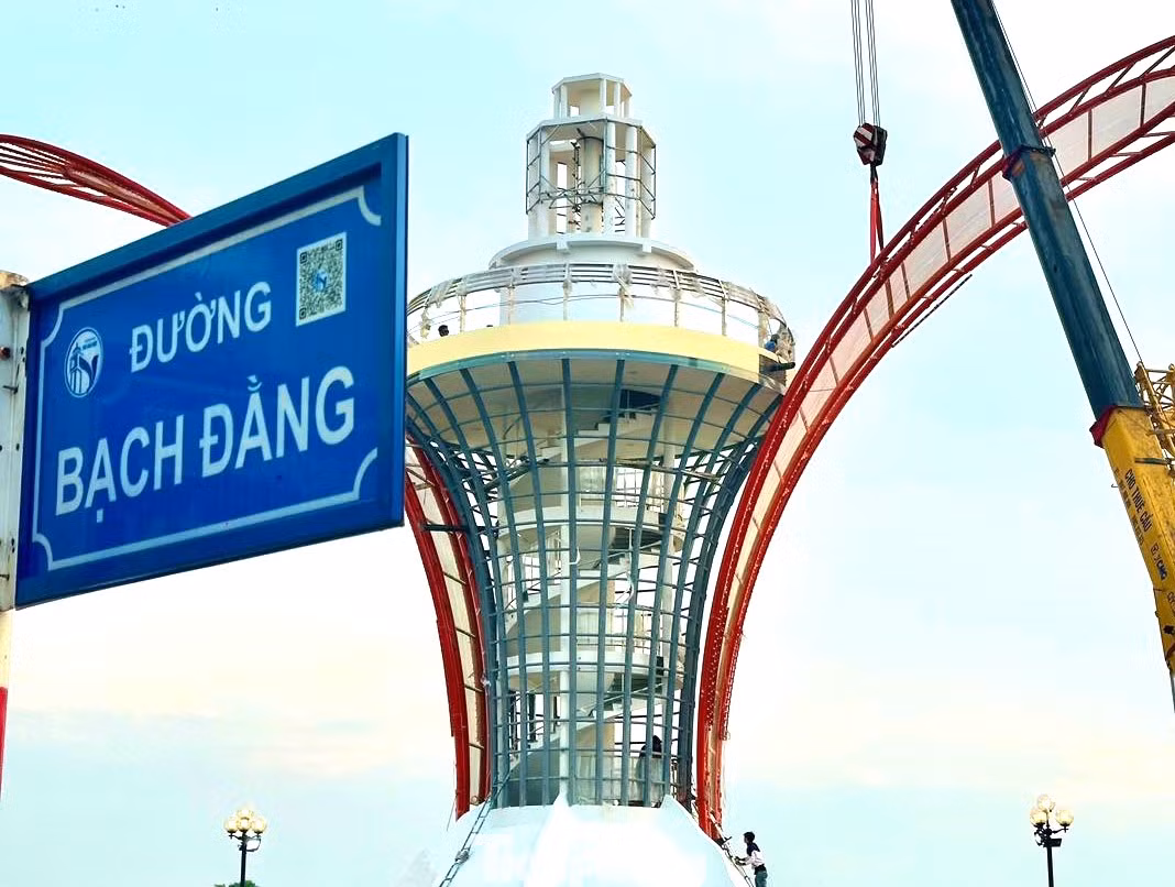 Công trình cánh hoa dầu trên đường Bạch Đằng, phường Phú Cường, TP Thủ Dầu Một