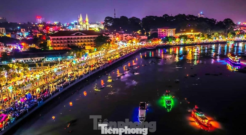 Phố đi bộ Bạch Đằng nhộn nhịp về đêm Phố đi bộ Bạch Đằng nhộn nhịp về đêm