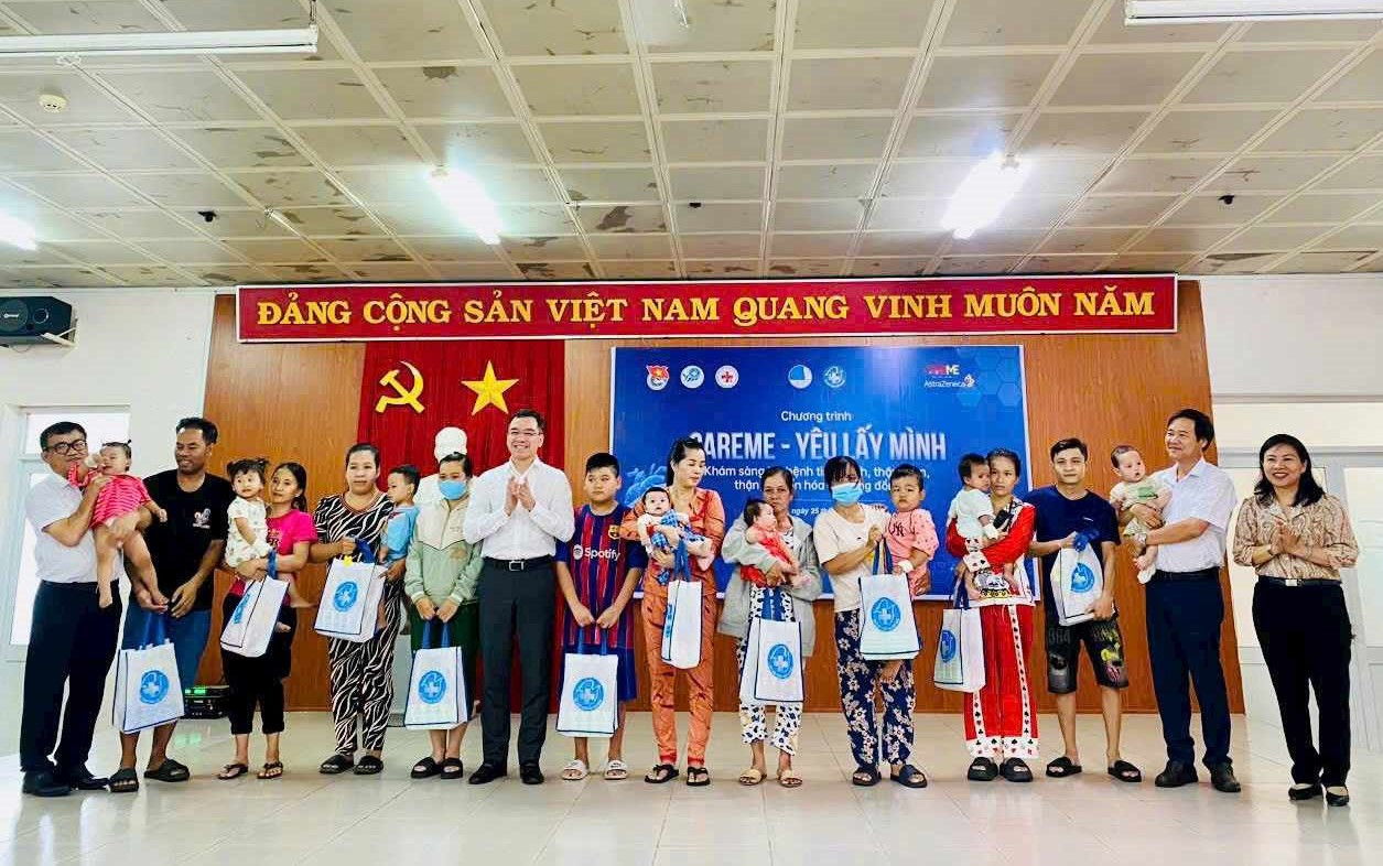 Thiếu nhi đang điều trị tại Trung tâm Y tế thành phố Thuận An được tặng quà nhân dịp Trung thu
