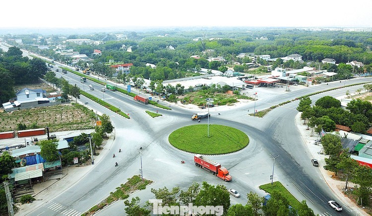 Đường Mỹ Phước Tân Vạn thiết kế vòng xoay lớn, các phương tiện phải đánh lái, ôm cua gấp dễ dẫn đến lật xe, nhất là xe container Đường Mỹ Phước Tân Vạn thiết kế vòng xoay lớn, các phương tiện phải đánh lái, ôm cua gấp dễ dẫn đến lật xe, nhất là xe container