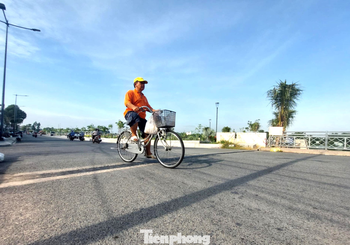 Dự án đường ven sông này có tổng vốn đầu tư khoảng 2.133 tỷ đồng, trong đó chi phí giải phóng mặt bằng khoảng 1.447 tỷ đồng, chi phí xây dựng khoảng 409 tỷ đồng.