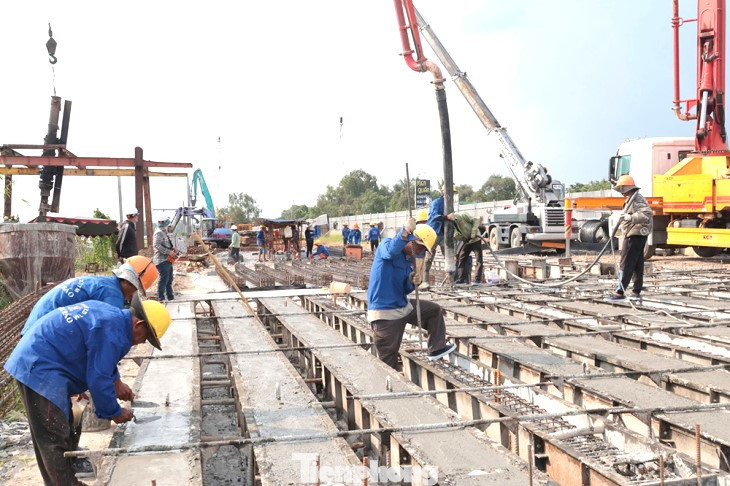 Ngày 21/8, ghi nhận của phóng viên báo Tiền Phong, tại công trình đường ven sông Sài Gòn đoạn qua địa bàn thành phố Thủ Dầu Một (Bình Dương), công nhân đang thi công các hạng mục.