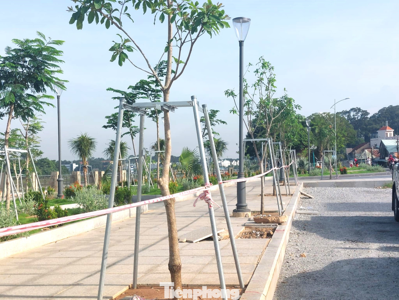 UBND TP Thủ Dầu Một cho biết, Dự án đường ven sông Sài Gòn trên địa bàn có chiều dài khoảng 4,8km (từ cầu Phú Cường đến rạch Bà Lụa); trong đó, 3km đã hoàn thành xây dựng, còn 1,8km (từ rạch Bảy Tra đến rạch Bà Lụa) đang triển khai các bước đầu tư xây dựng.