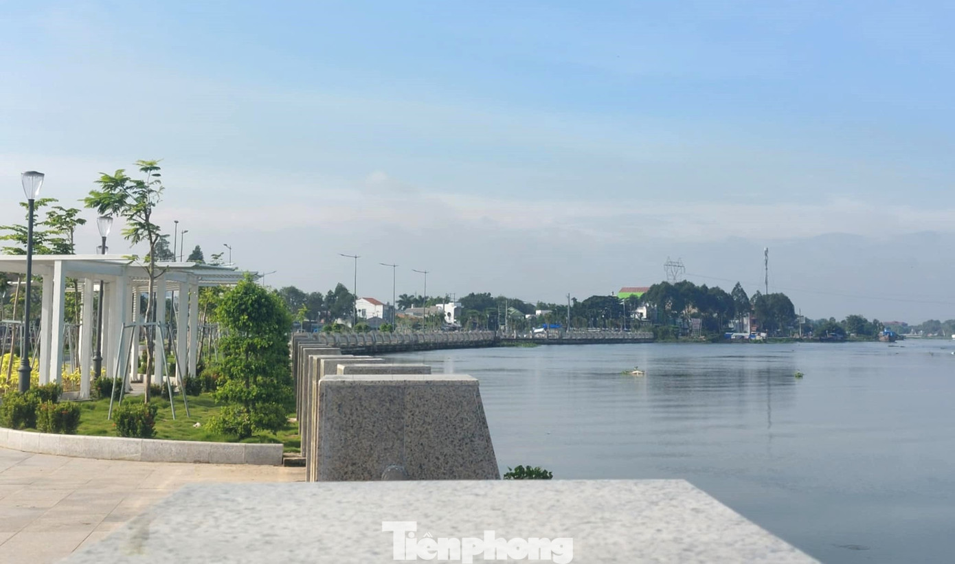 Tuyến đường không chỉ phục vụ phương tiện lưu thông còn là nơi nghỉ ngơi, giải trí lý tưởng cho người dân địa phương sau thời gian làm việc.