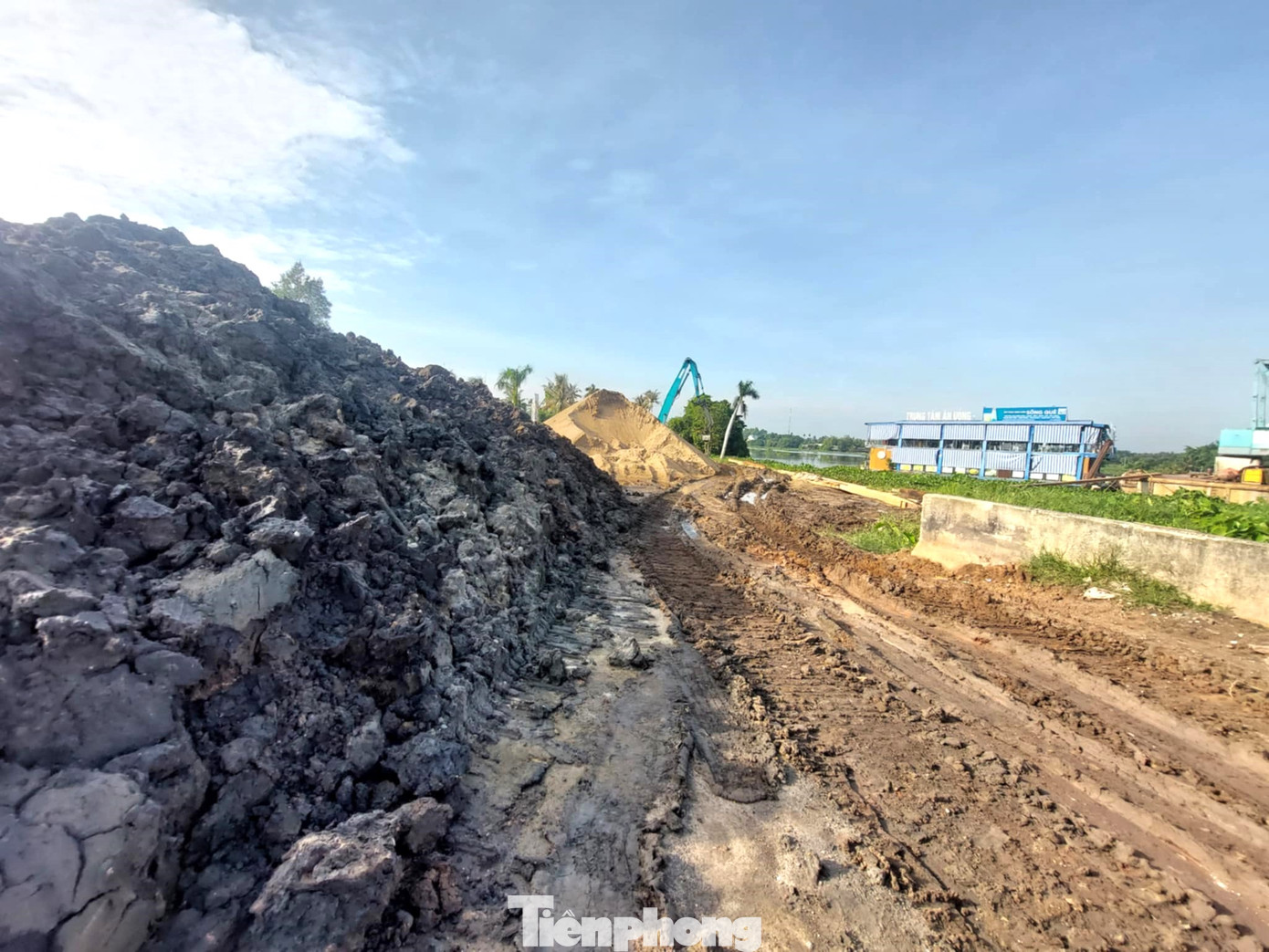 Một lượng lớn đất lớn dùng để đắp nền đường
