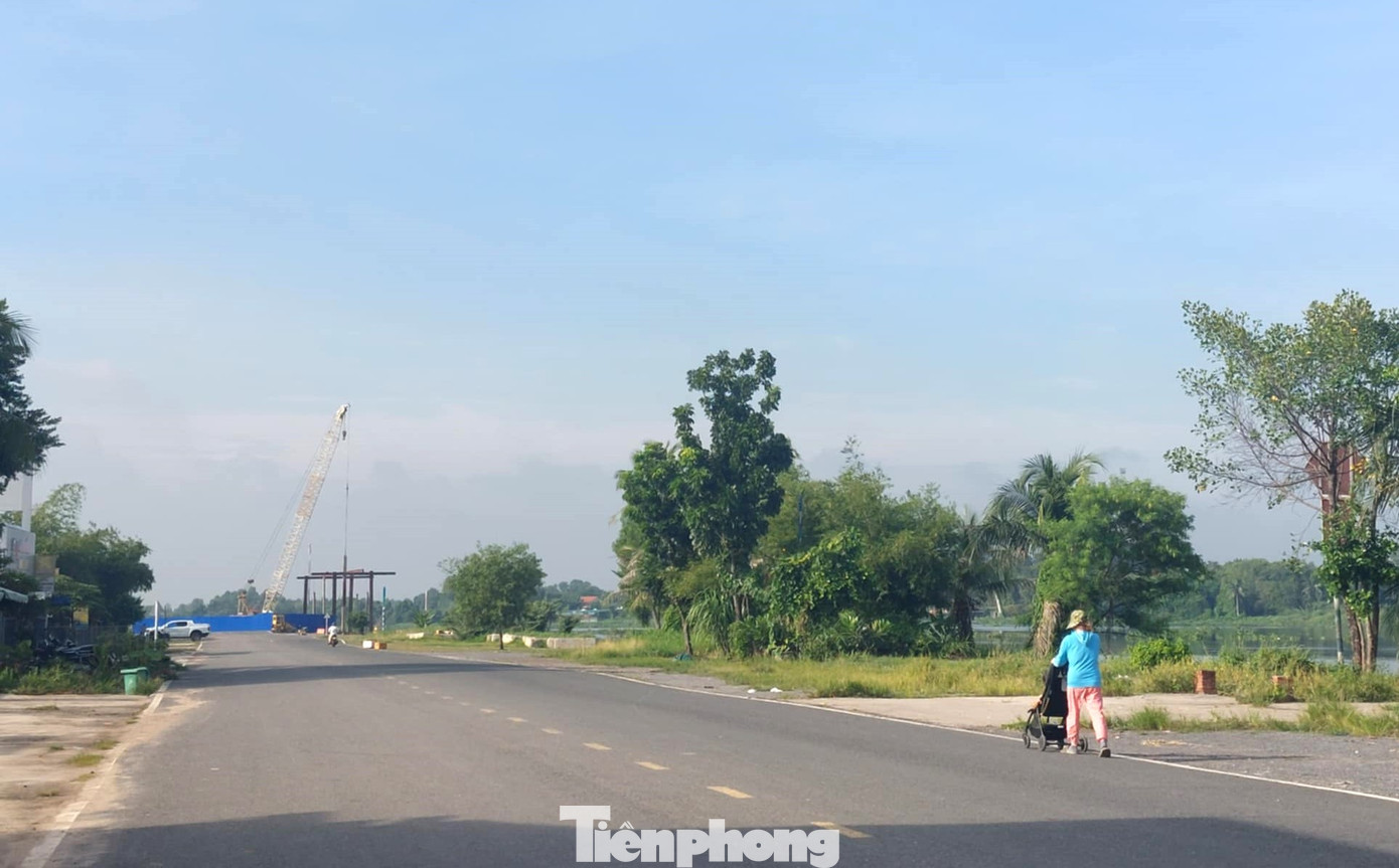 Phần đường ven sông đã hoàn thiện