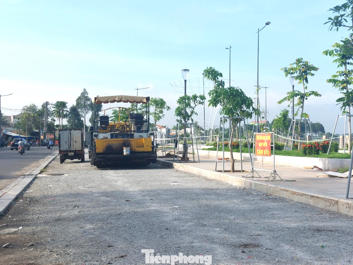 Bên cạnh tuyến đường dành cho phương tiện lưu thông, còn có hành lang đi bộ rộng lớn được trồng nhiều loại hoa