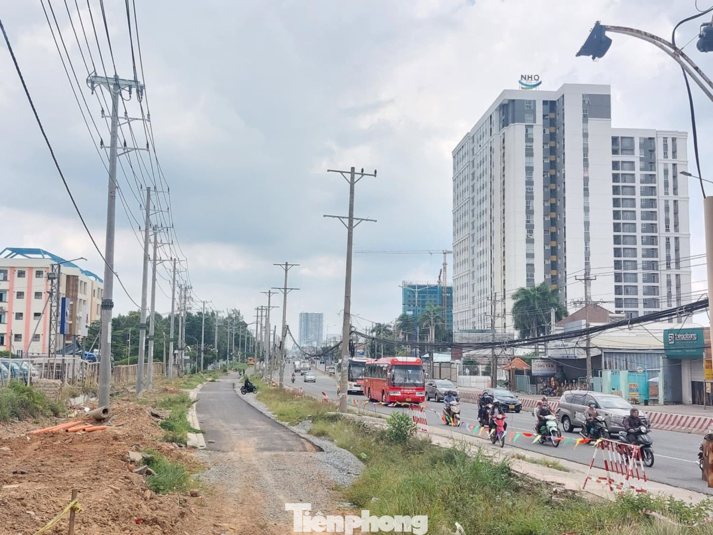 Ngày 10/8, ghi nhận của phóng viên báo Tiền Phong, dự án nâng cấp, mở rộng tuyến quốc lộ 13 tại tỉnh Bình Dương tạm ngừng thi công do công tác giải phóng mặt bằng chưa hoàn tất. Ngoài ra, công tác di dời lưới điện vẫn chưa hoàn thành. Ngày 10/8, ghi nhận của phóng viên báo Tiền Phong, dự án nâng cấp, mở rộng tuyến quốc lộ 13 tại tỉnh Bình Dương tạm ngừng thi công do công tác giải phóng mặt bằng chưa hoàn tất. Ngoài ra, công tác di dời lưới điện vẫn chưa hoàn thành.