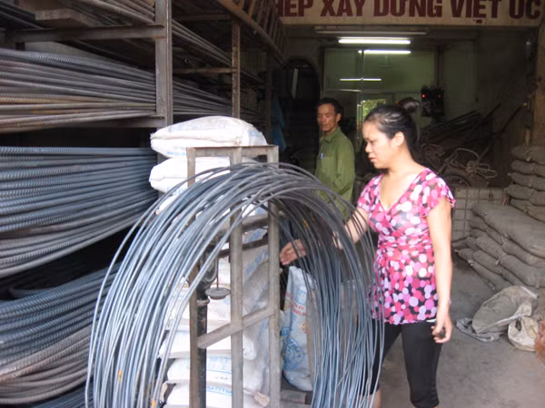 Không chỉ doanh nghiệp sản xuất, ngay cả cửa hàng vật liệu xây dựng cũng bị lỗ hoặc phải cầm cự do ế hàng. Ảnh:Văn Việt