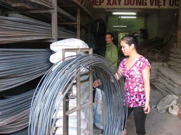 Không chỉ doanh nghiệp sản xuất, ngay cả cửa hàng vật liệu xây dựng cũng bị lỗ hoặc phải cầm cự do ế hàng. Ảnh:Văn Việt