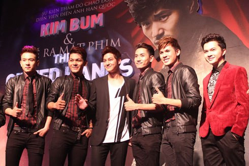 Nam Cường (phải) và nhóm V.Music chụp ảnh kỷ niệm cùng nam diễn viên Hàn