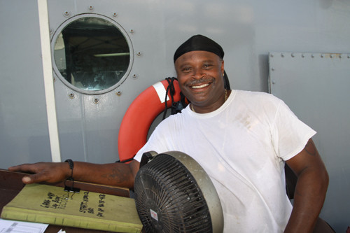 Thủy thủ tàu USNS hiếu khách. Thủy thủ tàu USNS hiếu khách