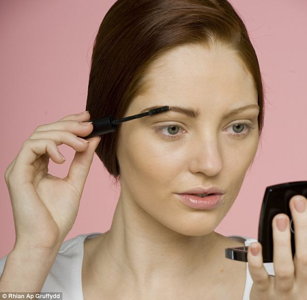 Bước 4: Sử dụng loại chổi chải lông mày có gel, tương tự một chiếc Mascara để chải lại đường lông mày