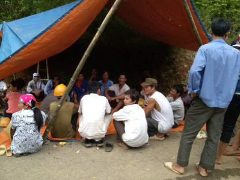 Người dân dựng lều bảo vệ hiện trường. Ảnh: Hoàng Lam