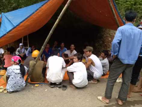 Người dân dựng lều bảo vệ hiện trường. Ảnh: Hoàng Lam