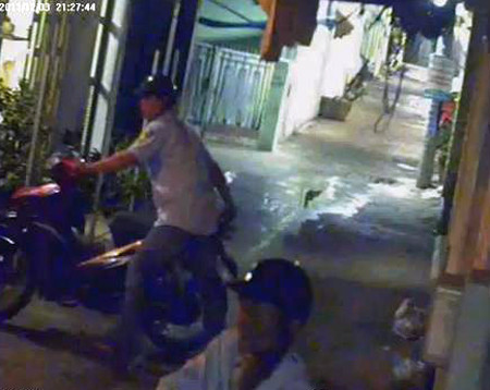 Sau 4 lần đột nhập không dắt được xe, đến lần thứ 5 dắt được xe thì bọn trộm bị phát hiện, phải bỏ chạy. Ảnh chụp từ clip.
