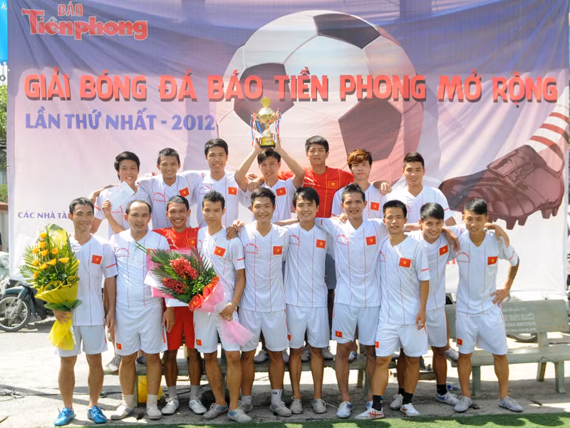 Đội bóng Tập đoàn Sông Đà vô địch giải giao hữu báo Tiền Phong mở rộng lần thứ nhất năm 2012. Ảnh: Tuấn Nguyễn