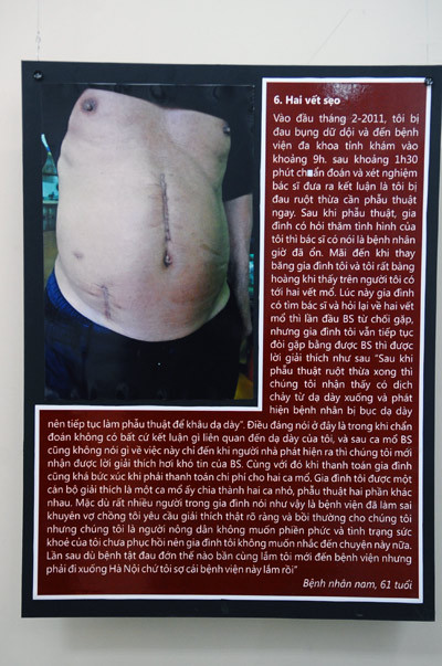 Ngoài các bức ảnh tả cảnh chân thực tại bệnh viện, triển lãm còn trưng bày một số lời tâm sự của các bệnh nhân sau khi phải trải qua những rắc rối khi còn nằm viện chữa bệnh