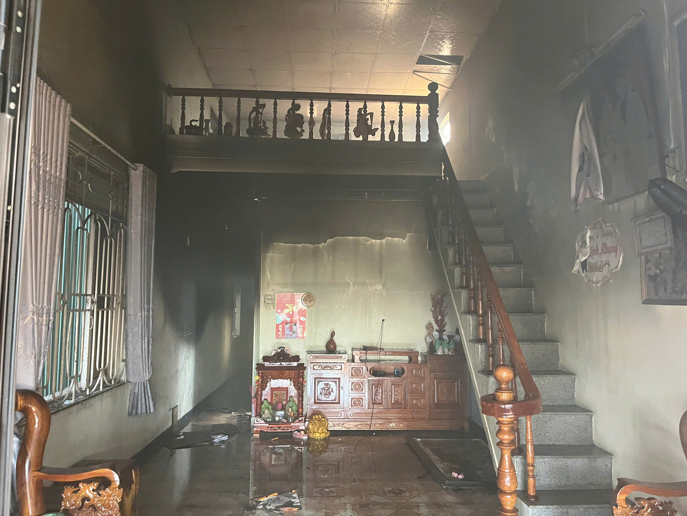 Ngôi nhà của ông Chánh bị con trai phóng hoả Ngôi nhà của ông Chánh bị con trai phóng hoả