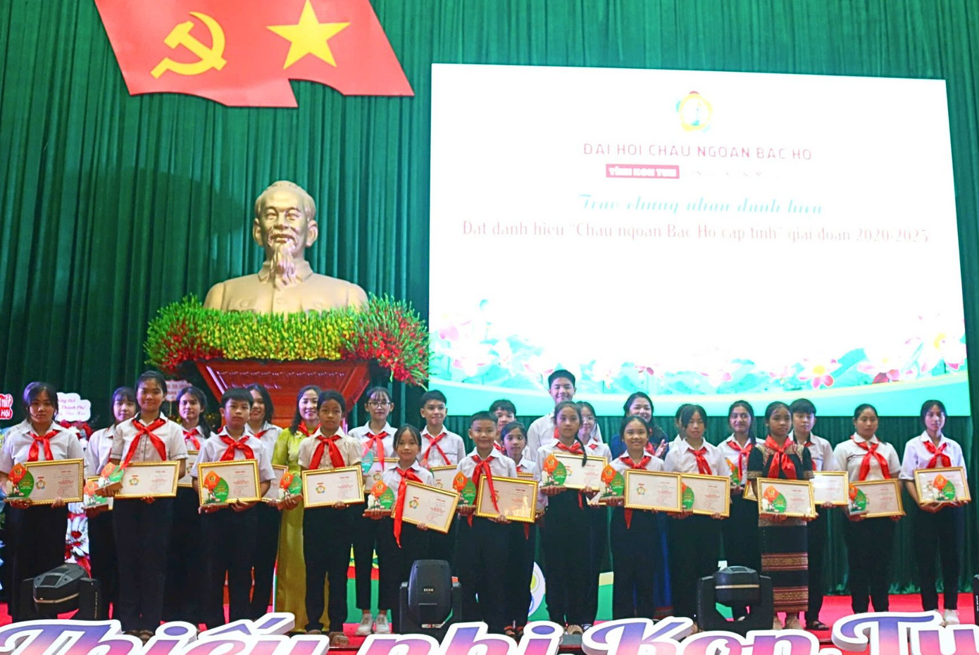 Hội đồng Đội tỉnh Kon Tum trao tặng danh hiệu Cháu ngoan Bác Hồ cho 183 cháu thiếu nhi. Hội đồng Đội tỉnh Kon Tum trao tặng danh hiệu Cháu ngoan Bác Hồ cho 183 cháu thiếu nhi.