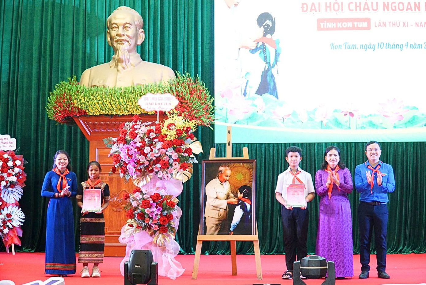 Phó Chủ tịch UBND tỉnh Kon Tum tặng tranh, thư khen thưởng cho Hội đồng Đội và thiếu nhi. Phó Chủ tịch UBND tỉnh Kon Tum tặng tranh, thư khen thưởng cho Hội đồng Đội và thiếu nhi.