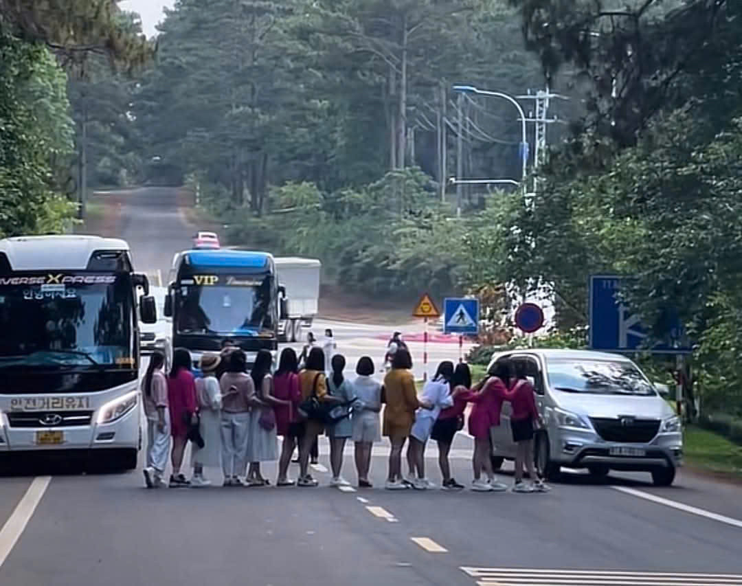 Nhóm du khách nữ chụp ảnh giữa đường, bất chấp các phương tiện giao thông di chuyển