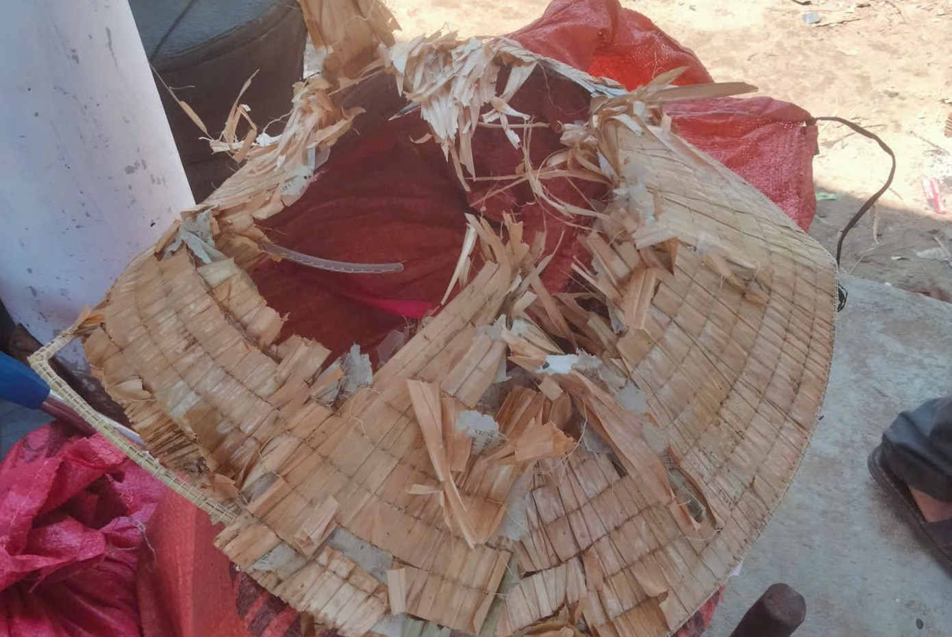 Chiếc nón chị Y Dườn đội bị sét đánh trúng Chiếc nón chị Y Dườn đội bị sét đánh trúng