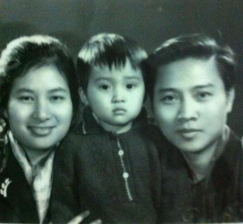 Nhạc sĩ Ngọc Châu tuổi lên ba cùng bố mẹ- Ảnh: Tư liệu gia đình Nhạc sĩ Ngọc Châu tuổi lên ba cùng bố mẹ- Ảnh: Tư liệu gia đình