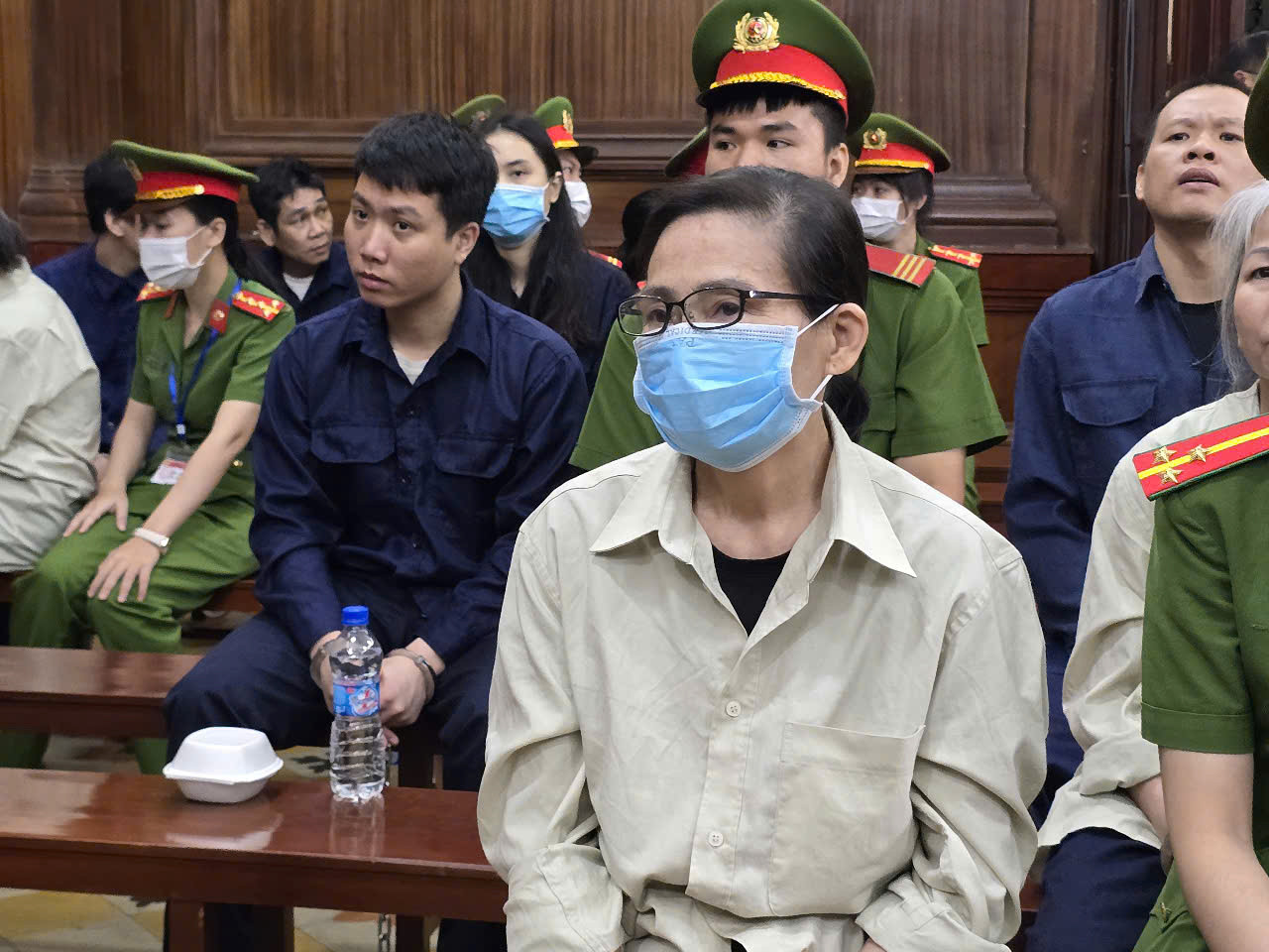 Oanh 'Hà' và các bị cáo tại phiên tòa. Ảnh: Tân Châu