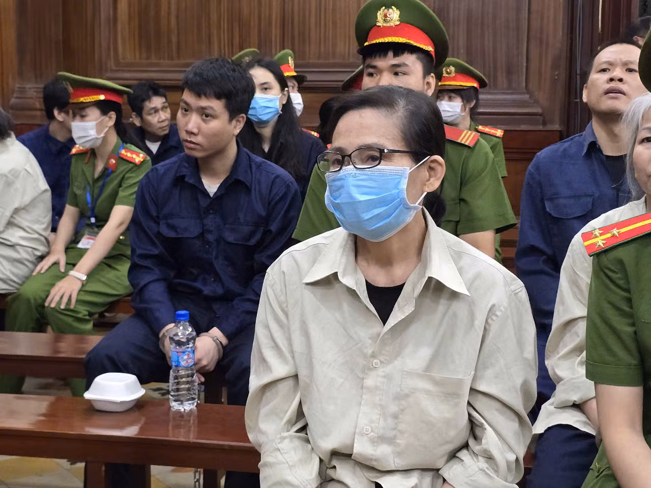 Oanh 'Hà' và các bị cáo tại phiên tòa. Ảnh: Tân Châu Oanh 'Hà' và các bị cáo tại phiên tòa. Ảnh: Tân Châu