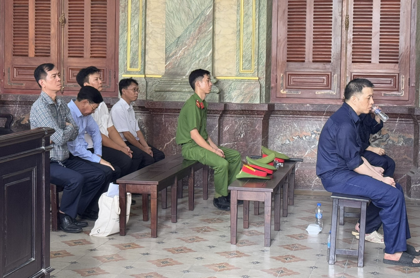Các bị cáo tại phiên tòa. Ảnh: Tân Châu Các bị cáo tại phiên tòa. Ảnh: Tân Châu
