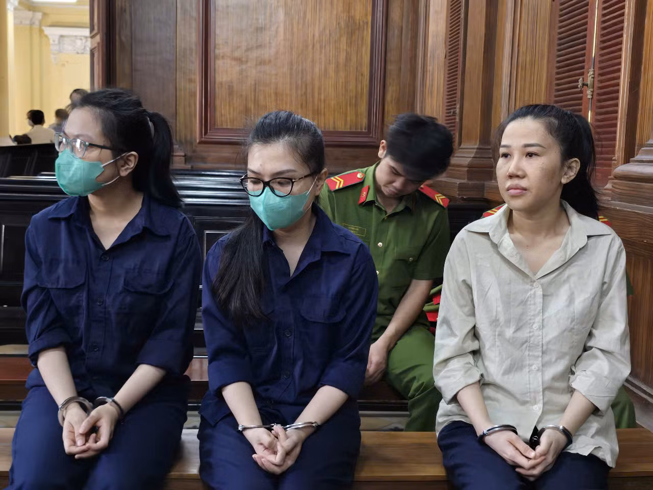 Các bị cáo tại phiên tòa ngày 23/12.