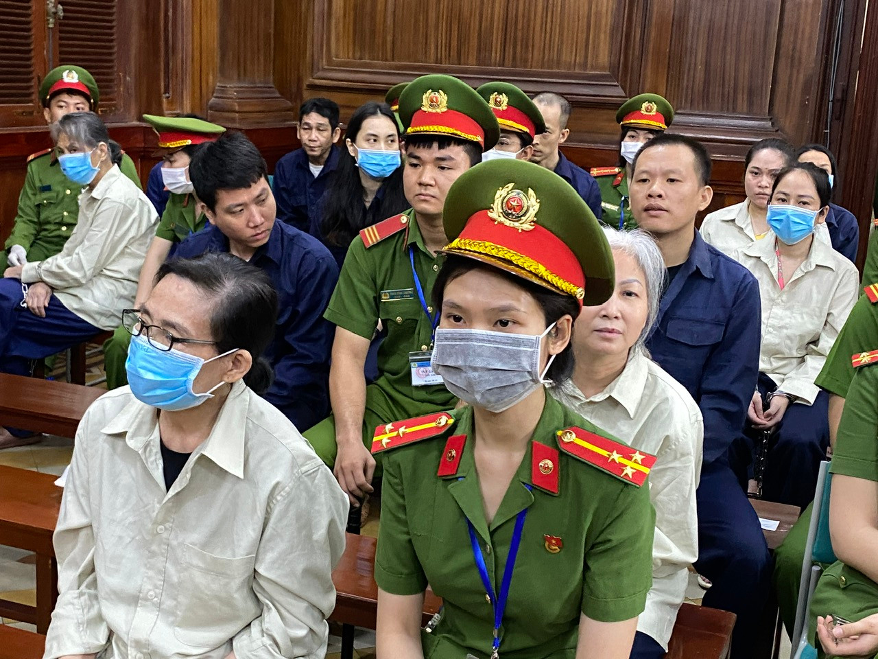 Các bị cáo tại phiên tòa sáng 24/12. Ảnh: Tân Châu