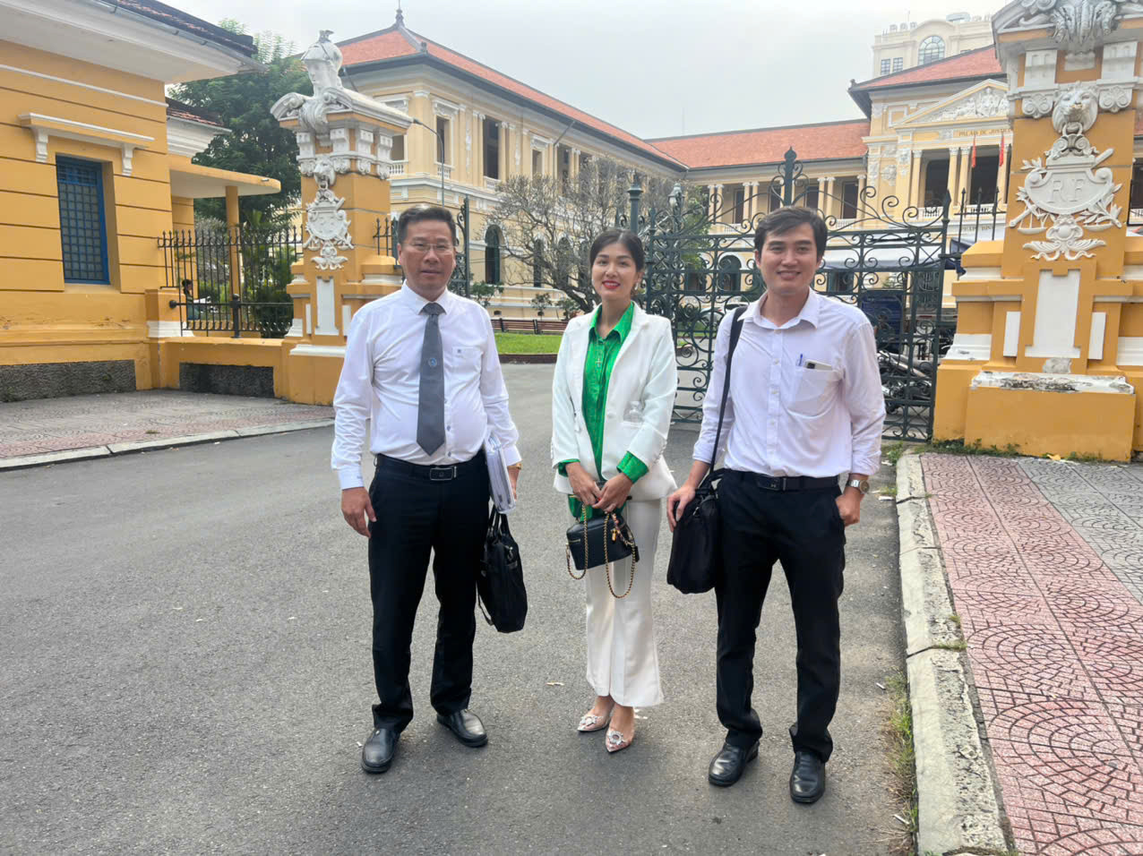 Luật sư Trần Bá Học (trái sang - đại diện nguyên đơn) và bà Hồ Thị Oanh Yến (người làm chứng) tại phiên tòa chiều 18/12.