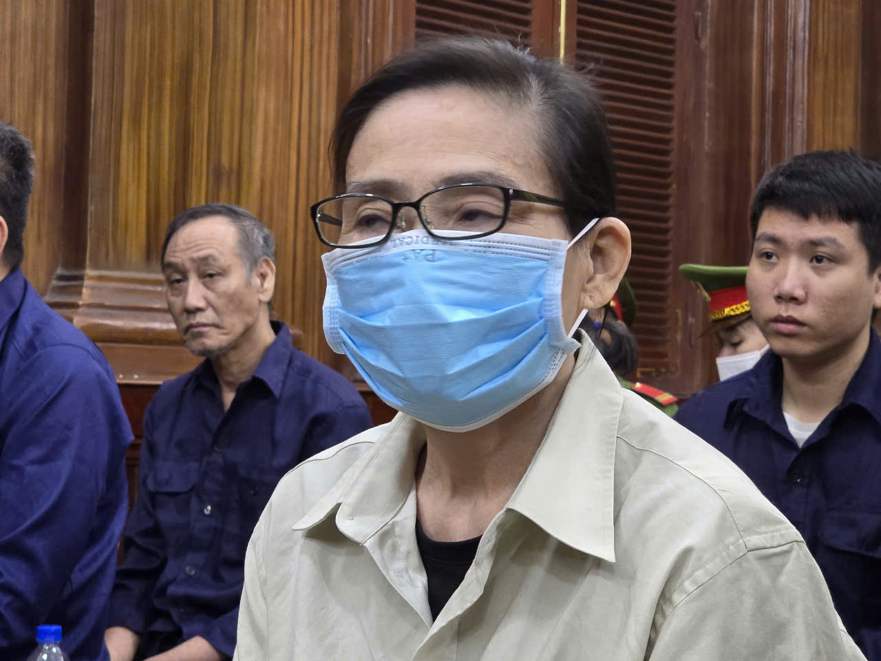 Bị cáo Oanh 'Hà' tại phiên tòa sáng nay 24/12. Ảnh: Tân Châu