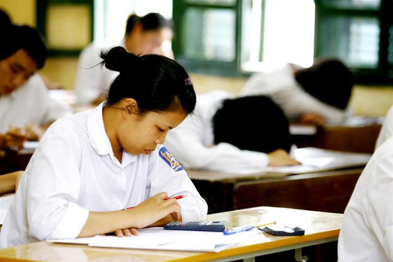 Ba thí sinh tới muộn được xếp ngồi thi... riêng một phòng Đến giờ thi rồi mà vẫn còn ngơ ngác đi tìm tên mình và phòng thi! Không ít thí sinh trong giờ thi chẳng biết làm gì hơn là... nằm gục trên bàn. Hình ảnh ghi được trong giờ thi môn Lý... ... và trong giờ thi môn Văn Hoặc ngồi... "bó tay" Còn có phòng thi thì vắng ngắt Thanh tra Sở đi kiểm tra các phòng thi Và rồi ngày thi đầu tiên cũng đã kết thúc...