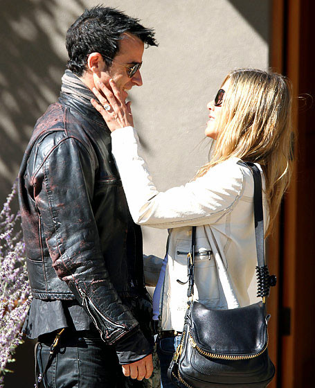 Vợ cũ của Brad Pitt, Jennifer Aniston cũng sắp sửa làm đám cưới. Tháng 8 năm nay, cô được chàng người tình Justin Theroux quỳ gối cầu hôn với chiếc nhẫn kim cương trị giá 500.000 USD. Jen đã bật khóc trong khoảnh khắc thiêng liêng này. 